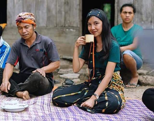 Menikmati Gurihnya Kopi Colol. Foto : Istimewa